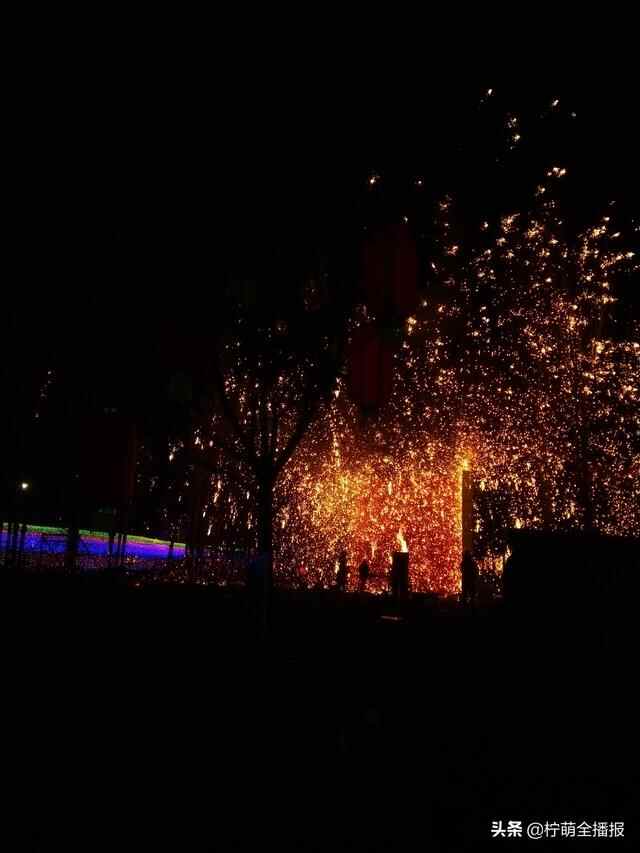 上万盏小彩灯点亮新汶！泰安新泰市首届灯光节开幕