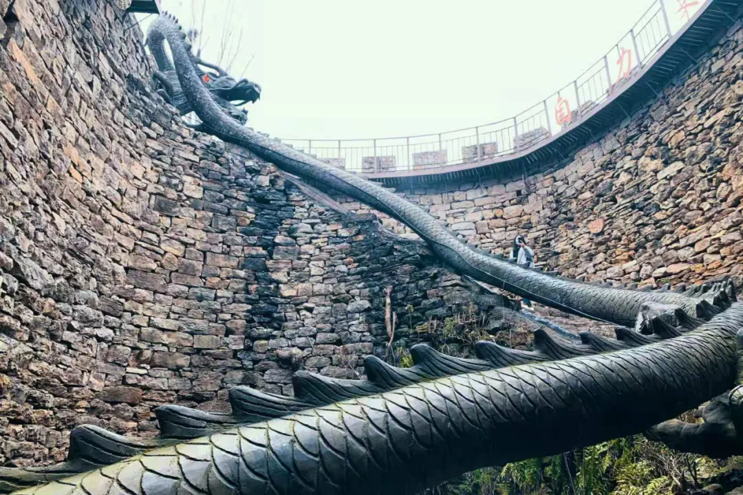 免费！这个避世古村千亩杏花盛放，螺旋龙井喷涌！风景简直一绝！