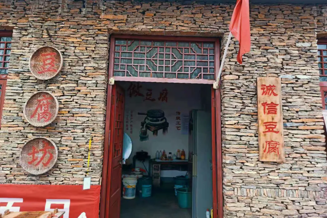 免费！这个避世古村千亩杏花盛放，螺旋龙井喷涌！风景简直一绝！