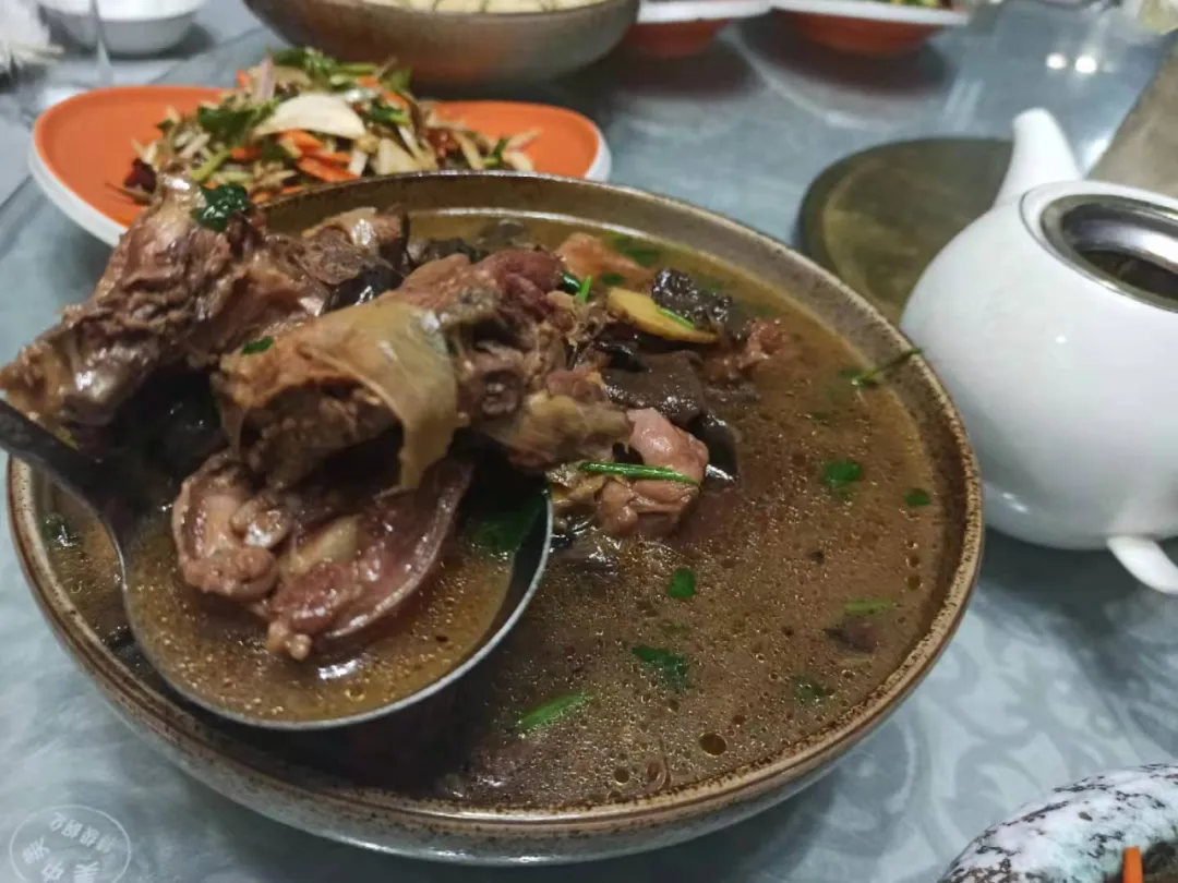 免费！这个避世古村千亩杏花盛放，螺旋龙井喷涌！风景简直一绝！