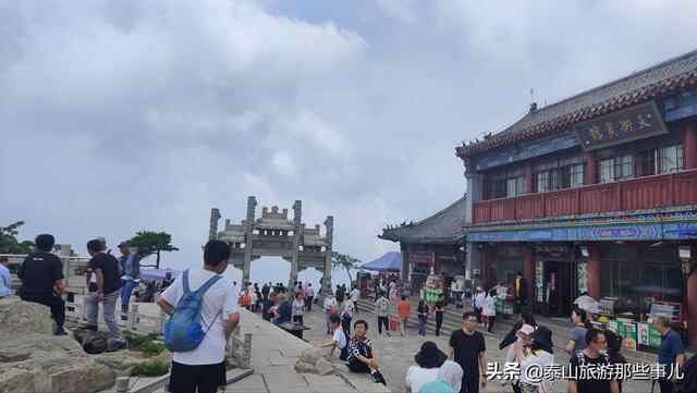 泰安：它是泰山特色美食，薄如纸满口香，外来游客却直呼受不了