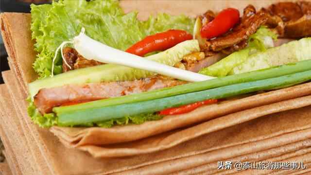 泰安：它是泰山特色美食，薄如纸满口香，外来游客却直呼受不了