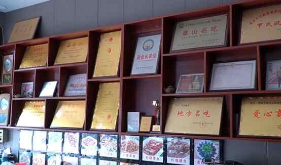 山东老板靠泥土做美食，全国独创，自吹一天2000份营业额20万
