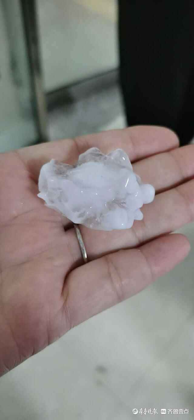 山东威海文登突降冰雹，“大的如鸡蛋大小”！当地发布冰雹橙色预**