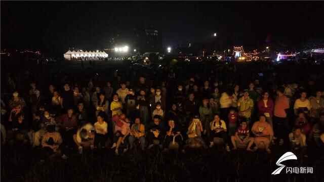 组图丨Fire！热气球喷火巡游点亮荣成“不夜城”