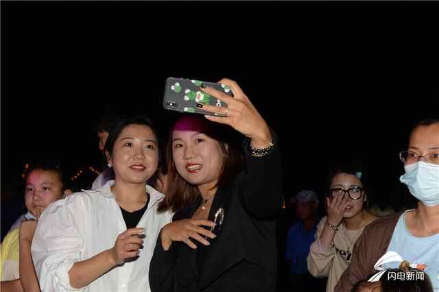 组图丨Fire！热气球喷火巡游点亮荣成“不夜城”