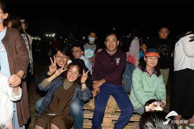 组图丨Fire！热气球喷火巡游点亮荣成“不夜城”