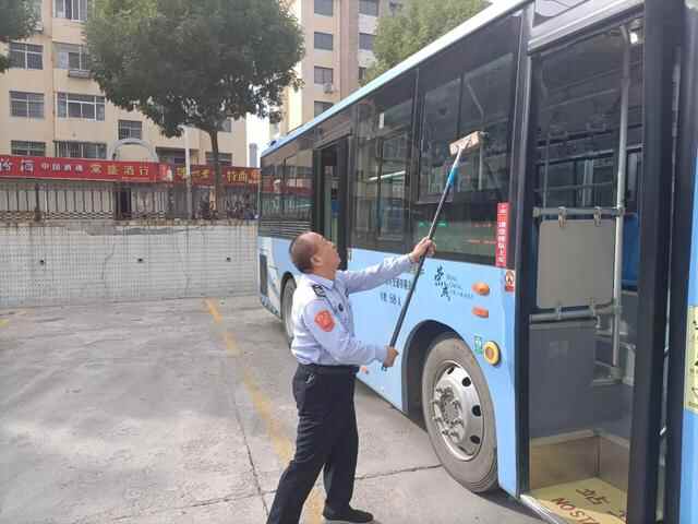 著名画家回荣成，看他为谁点了赞？