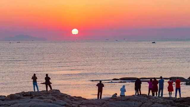 适合年轻人躺平的海滨小城：5万买海景房，乳山银滩跌成海边鹤岗