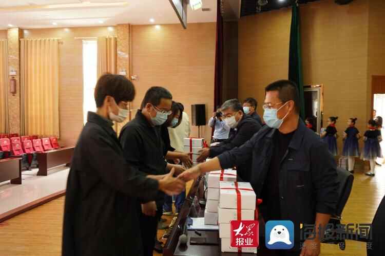 文登区发放5000件防近视坐姿矫正器保证青少年健康成长