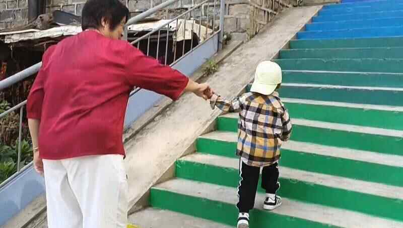 威海市环翠区：“彩虹阶梯”亮相居民区 打造浪漫多彩回家路