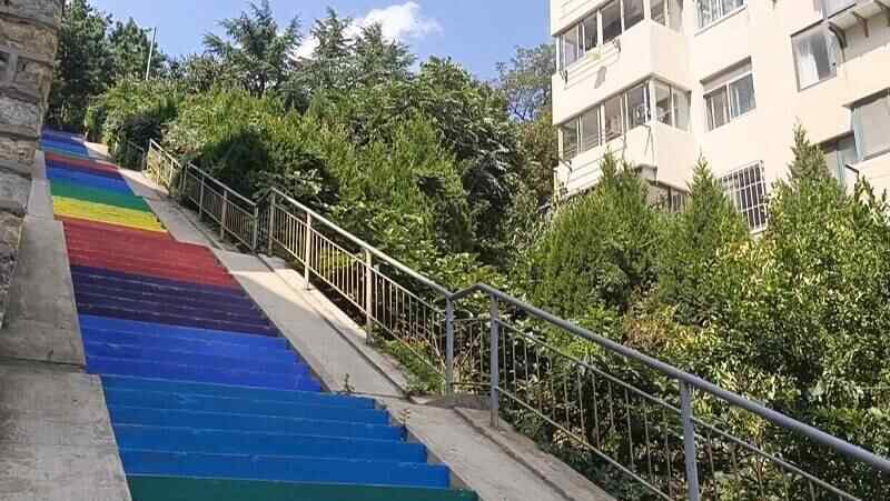 威海市环翠区：“彩虹阶梯”亮相居民区 打造浪漫多彩回家路