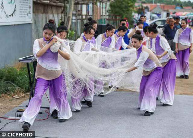 山东荣成：“非遗”赶大集