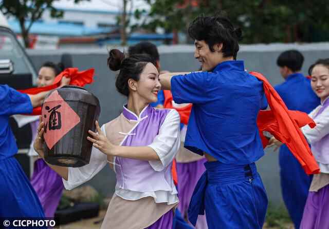 山东荣成：“非遗”赶大集