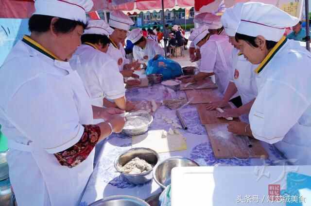 逛吃荣成海鲜美食嘉年华，现场那么多好吃的，馋得我根本停不下啊