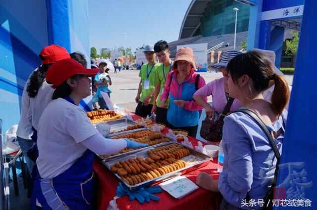 逛吃荣成海鲜美食嘉年华，现场那么多好吃的，馋得我根本停不下啊