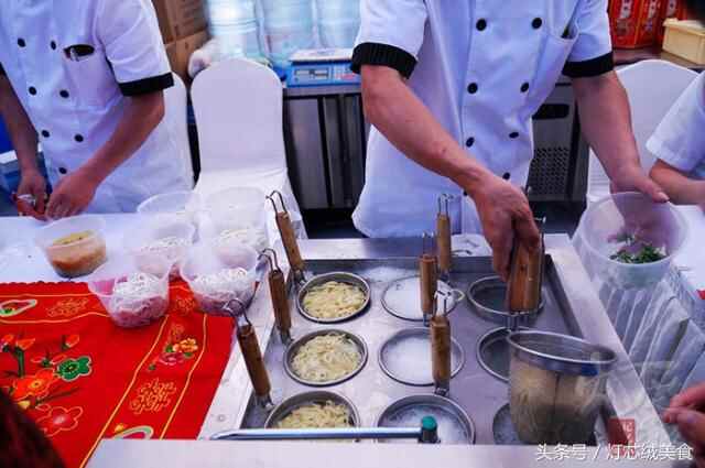 逛吃荣成海鲜美食嘉年华，现场那么多好吃的，馋得我根本停不下啊