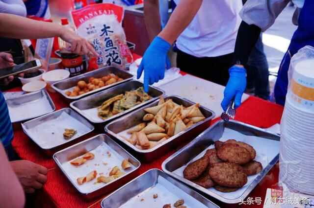 逛吃荣成海鲜美食嘉年华，现场那么多好吃的，馋得我根本停不下啊