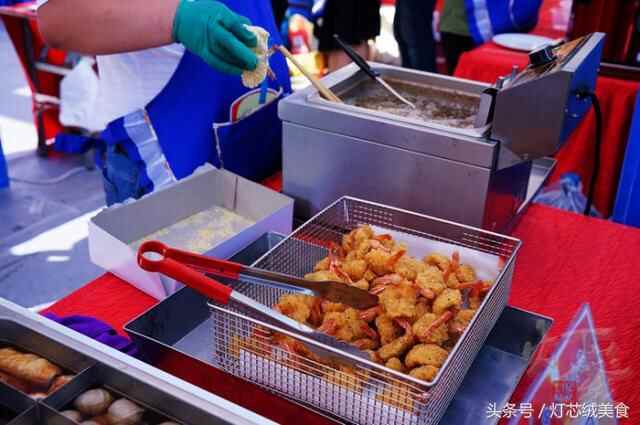 逛吃荣成海鲜美食嘉年华，现场那么多好吃的，馋得我根本停不下啊
