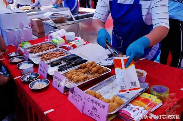 逛吃荣成海鲜美食嘉年华，现场那么多好吃的，馋得我根本停不下啊