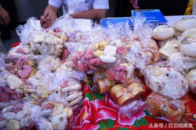 逛吃荣成海鲜美食嘉年华，现场那么多好吃的，馋得我根本停不下啊