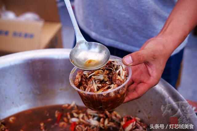 逛吃荣成海鲜美食嘉年华，现场那么多好吃的，馋得我根本停不下啊