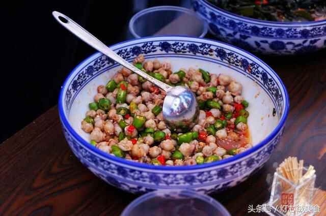 逛吃荣成海鲜美食嘉年华，现场那么多好吃的，馋得我根本停不下啊
