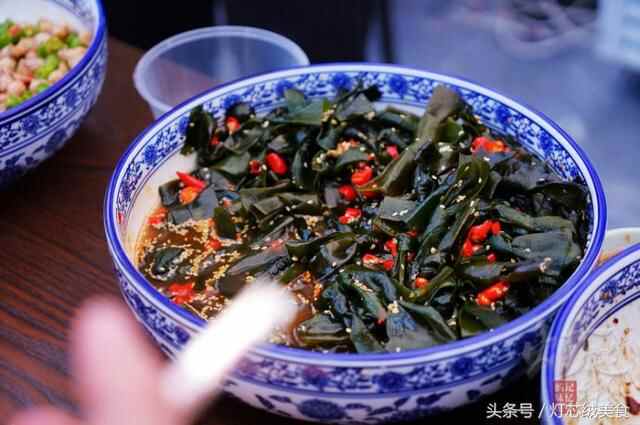 逛吃荣成海鲜美食嘉年华，现场那么多好吃的，馋得我根本停不下啊