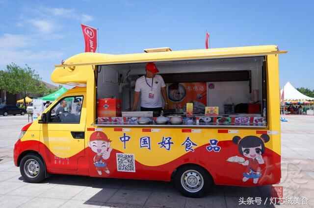 逛吃荣成海鲜美食嘉年华，现场那么多好吃的，馋得我根本停不下啊