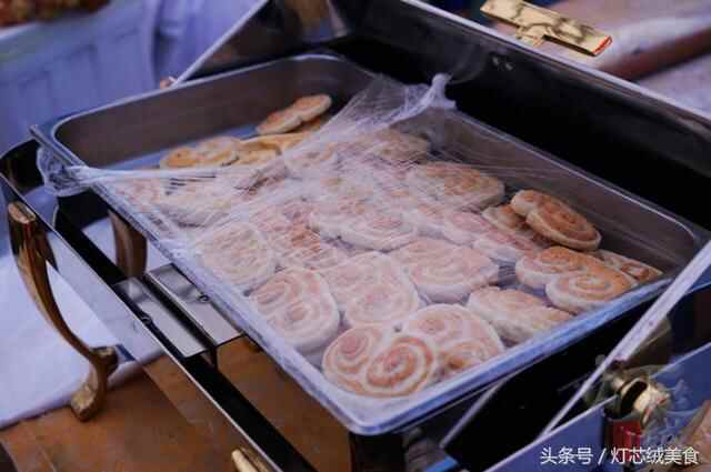逛吃荣成海鲜美食嘉年华，现场那么多好吃的，馋得我根本停不下啊