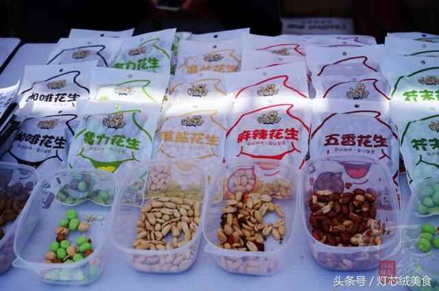 逛吃荣成海鲜美食嘉年华，现场那么多好吃的，馋得我根本停不下啊