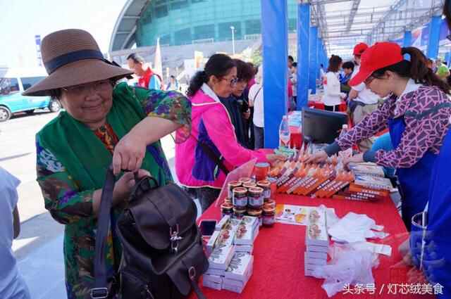 逛吃荣成海鲜美食嘉年华，现场那么多好吃的，馋得我根本停不下啊