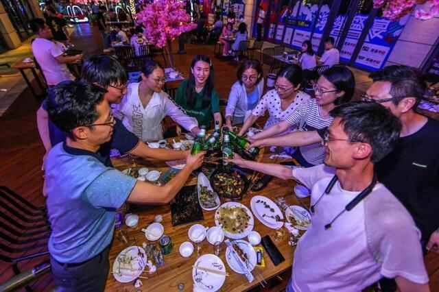 夏来荣成逛夜市，灯火阑珊又处处
