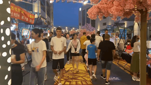 夏来荣成逛夜市，灯火阑珊又处处