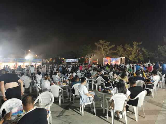 夏来荣成逛夜市，灯火阑珊又处处