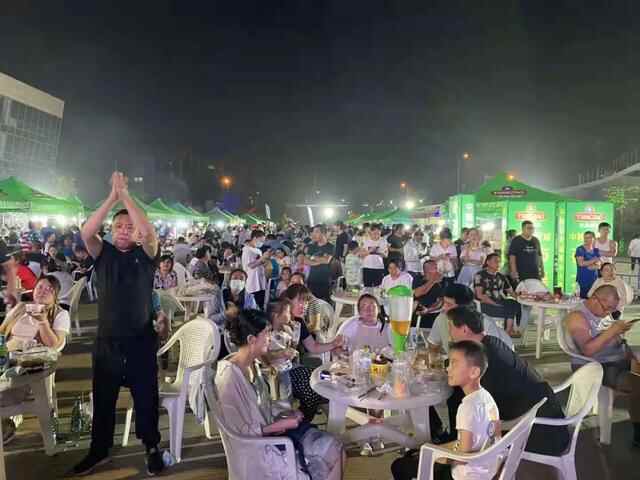 夏来荣成逛夜市，灯火阑珊又处处