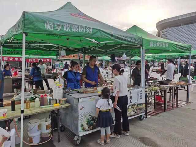 夏来荣成逛夜市，灯火阑珊又处处