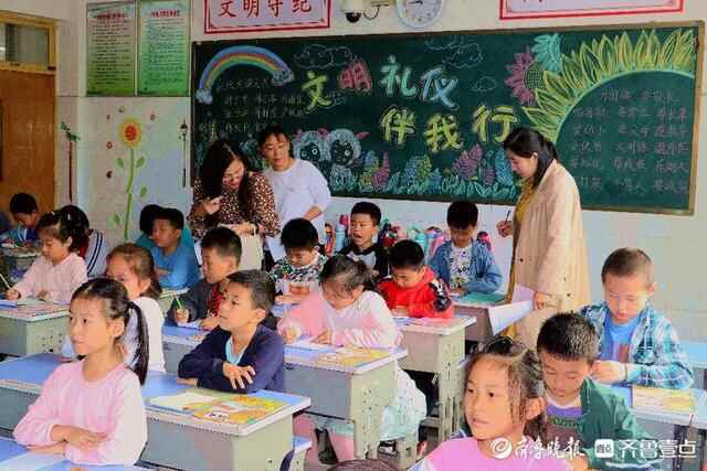 莒县四小开展“零起点”一年级教师课堂常规评比活动