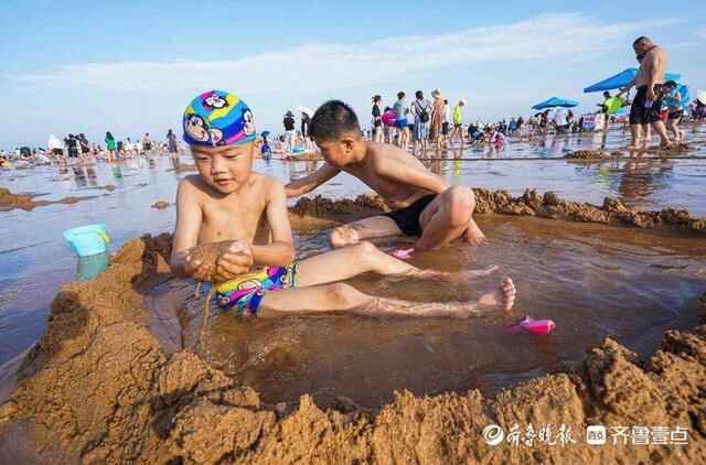 组图来了｜山东日照：立秋遇高温，海边“人从众”