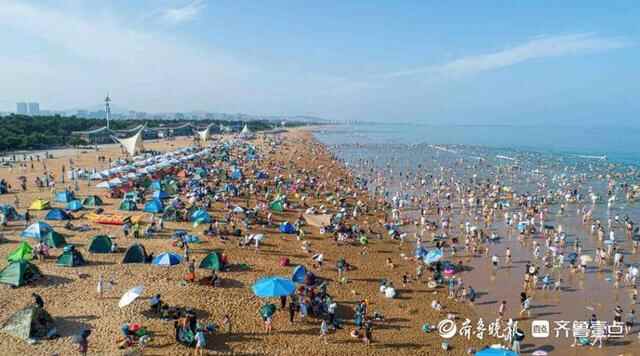 组图来了｜山东日照：立秋遇高温，海边“人从众”