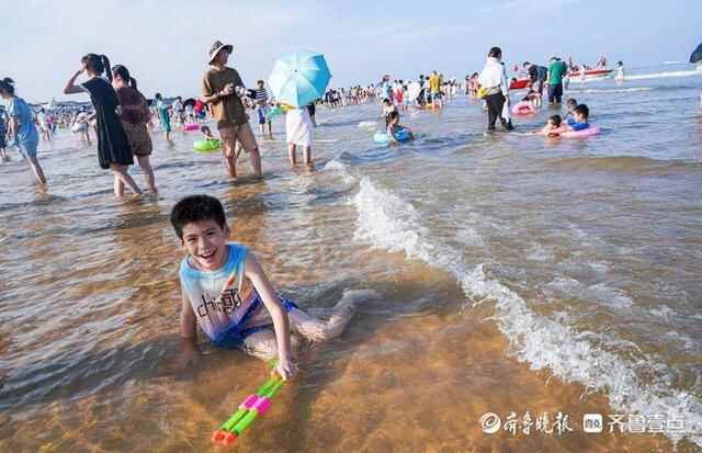 组图来了｜山东日照：立秋遇高温，海边“人从众”
