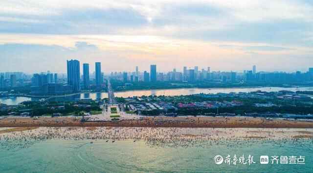 组图来了｜山东日照：立秋遇高温，海边“人从众”
