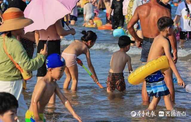 组图来了｜山东日照：立秋遇高温，海边“人从众”