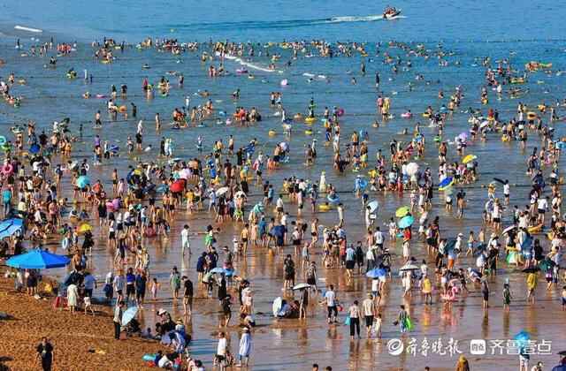 组图来了｜山东日照：立秋遇高温，海边“人从众”