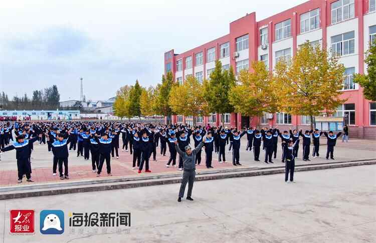 不如跳舞｜①日照莒县63岁大爷，变身学生中“领舞”
