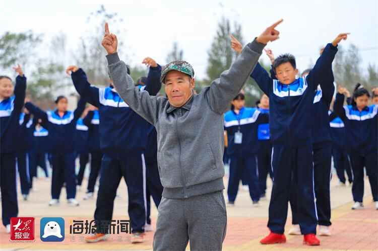 不如跳舞｜①日照莒县63岁大爷，变身学生中“领舞”