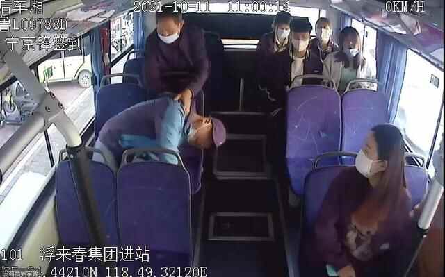 日照莒县：公交上一乘客突发癫痫 驾驶员和热心乘客紧急施救