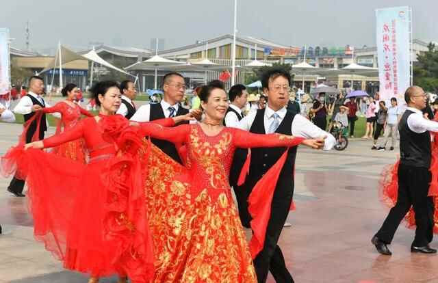 庆国庆、迎重阳，日照市举行老年人特色健身项目展演