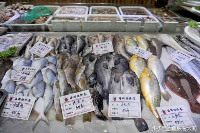 日照岚山海鲜楼点菜间无意中露出海鲜丰富 这里海鲜能让你吃到撑