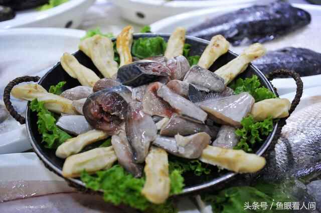 日照岚山海鲜楼点菜间无意中露出海鲜丰富 这里海鲜能让你吃到撑